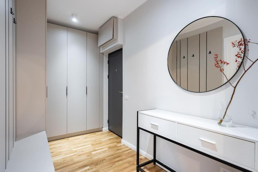 Sunny 2Br Flat - Top Location - Stunning Views Boekarest Buitenkant foto