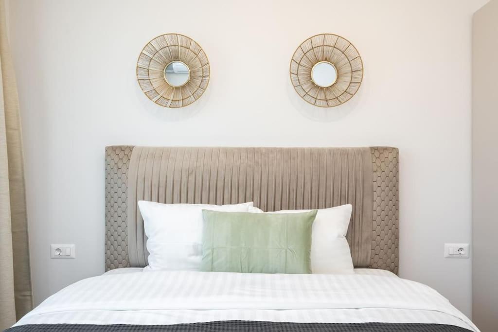 Sunny 2Br Flat - Top Location - Stunning Views Boekarest Buitenkant foto