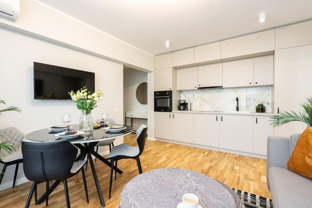 Sunny 2Br Flat - Top Location - Stunning Views Boekarest Buitenkant foto