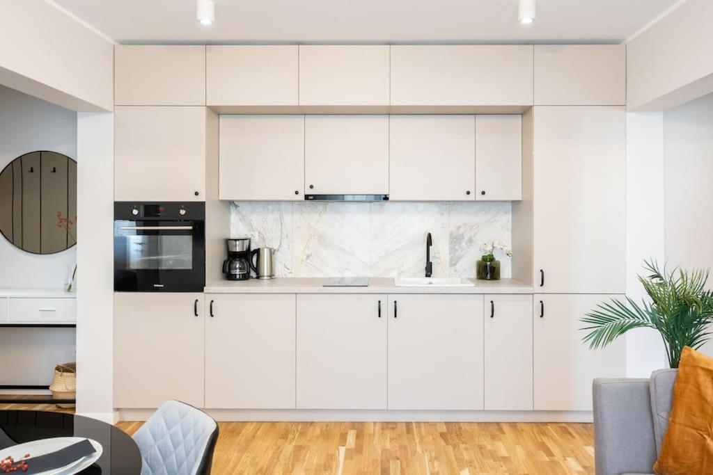 Sunny 2Br Flat - Top Location - Stunning Views Boekarest Buitenkant foto