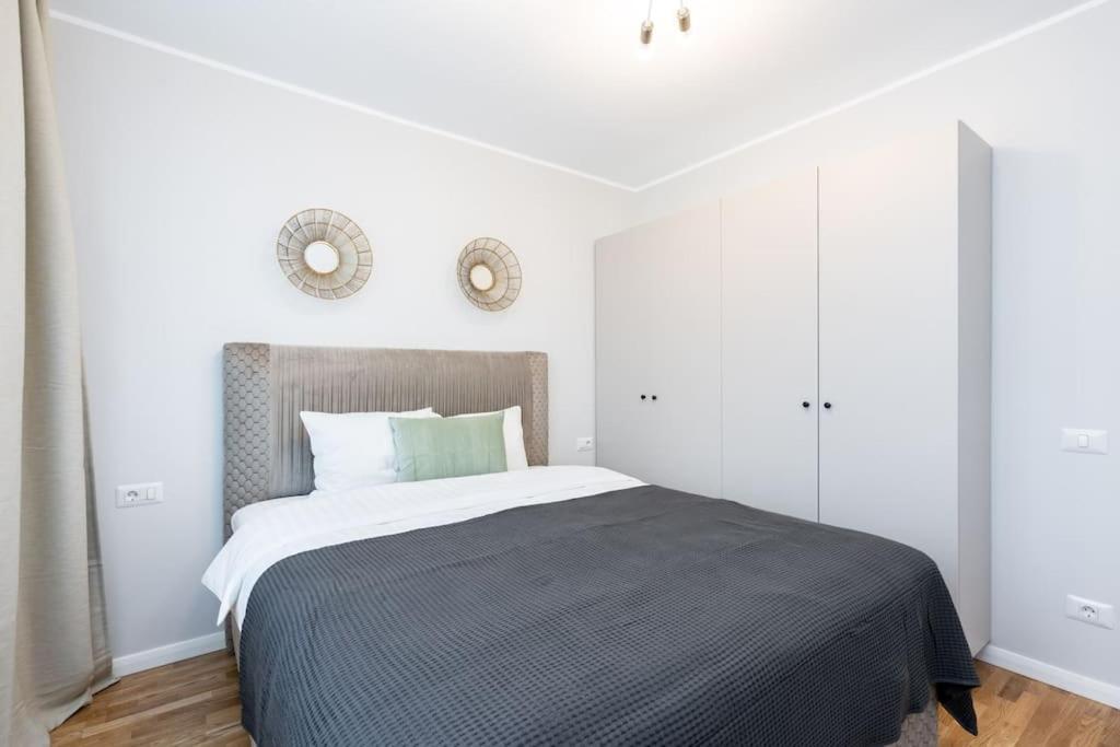 Sunny 2Br Flat - Top Location - Stunning Views Boekarest Buitenkant foto