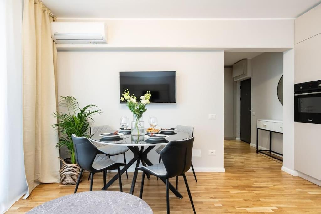 Sunny 2Br Flat - Top Location - Stunning Views Boekarest Buitenkant foto