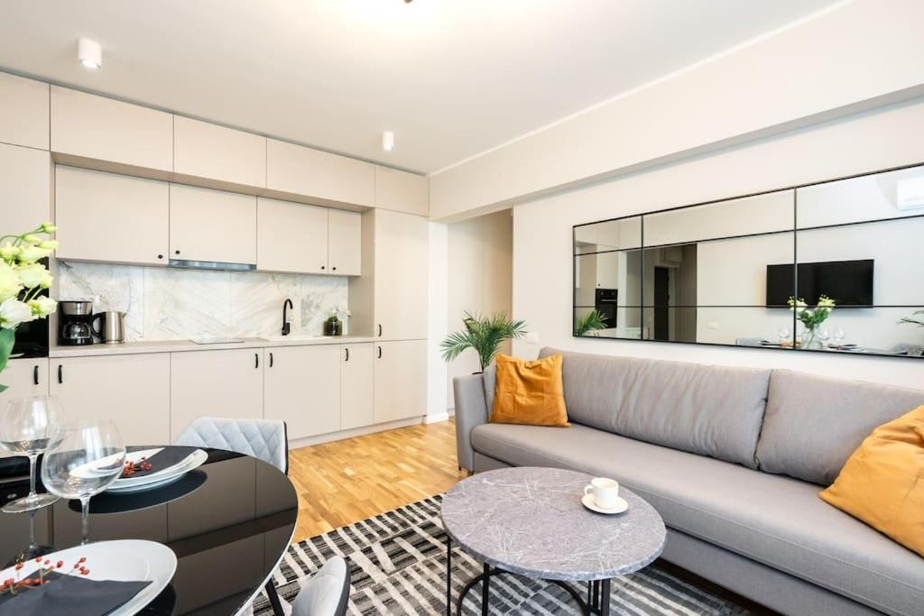 Sunny 2Br Flat - Top Location - Stunning Views Boekarest Buitenkant foto