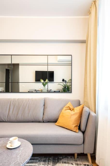 Sunny 2Br Flat - Top Location - Stunning Views Boekarest Buitenkant foto