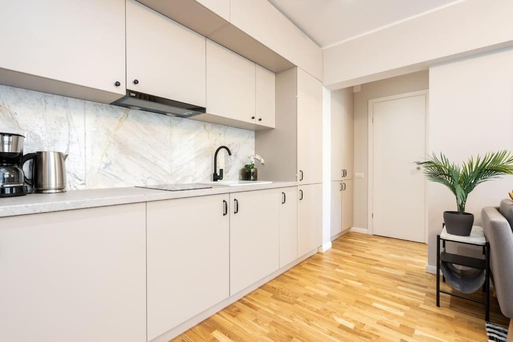 Sunny 2Br Flat - Top Location - Stunning Views Boekarest Buitenkant foto